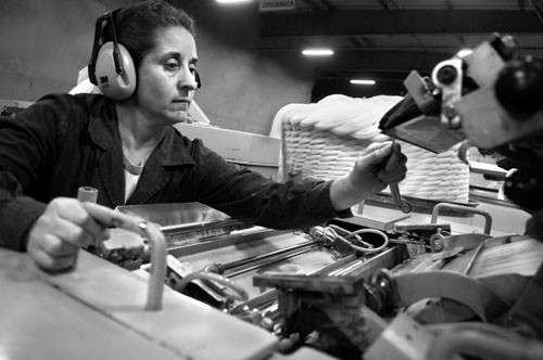Rosa trabaja en una máquina peinadora de lana en la empresa topista Engraw, en Fray Marcos, Florida. / Foto: Javier Calvelo (archivo, abril de 2013)