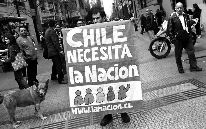 Manifestante frente a la sede del periódico chileno La Nación en Santiago de Chile. / foto: felipe trueba, efe · Foto: Felipe Trueba, Efe