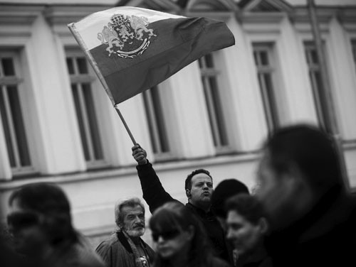 Manifestación de apoyo al primer ministro búlgaro, Boyko Borisov, tras su dimisión en el Parlamento búlgaro, ayer en Sofía. / Foto: Vassil Donev, Efe