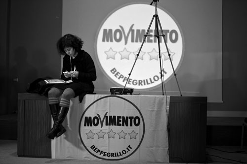 Una periodista espera por los resultados electorales, ayer, en la sede del movimiento Cinco Estrellas en Roma, Italia. / Foto: Massimo Percossi, Efe