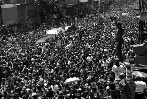 Manifestación que acompaña el féretro del fallecido presidente de Venezuela, Hugo Chávez, ayer, en Caracas (Venezuela).  · Foto:  S/d de autor, Prensa Miraflores, Efe