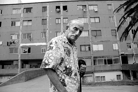 Habitante del edificio CH20, ubicado en la rambla República Argentina y Paraguay, que participó ayer en la reunión de vecinos en la plaza de detrás del edificio. / Foto: Pablo Nogueira Habitante del edificio CH20, ubicado en la rambla República Argentina y Paraguay, que participó ayer en la reunión de vecinos en la plaza de detrás del edificio. / Foto: Pablo Nogueira