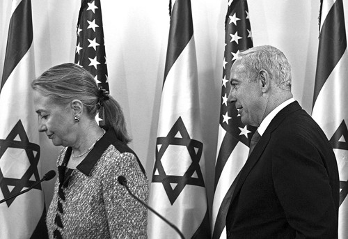 Hillary Clinton, secretaria de Estado de Estados Unidos, y Benjamin Netanyahu, primer ministro israelí, durante una conferencia de prensa tras la negociación de la tregua, ayer, en Jerusalén, Israel. · Foto: Baz Ratner, Efe