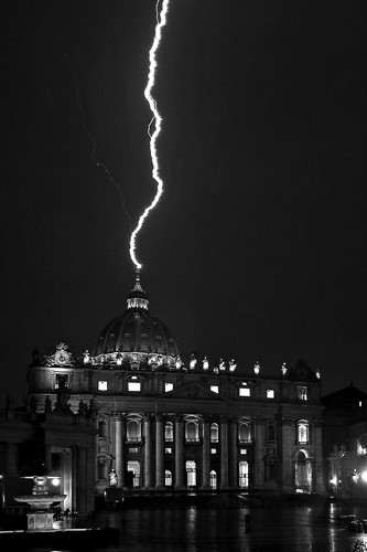 Un rayo cae en la basílica de San Pedro, ayer, lunes, la noche en que Joseph Ratzinger, Benedicto XVI, anunció su abdicación, en la Ciudad del Vaticano. · Foto: Alessandro Di Meo, Efe
