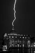 Un rayo cae en la basílica de San Pedro, ayer, lunes, la noche en que Joseph Ratzinger, Benedicto XVI, anunció su abdicación, en la Ciudad del Vaticano.