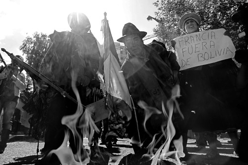 Partidarios del presidente de Bolivia, Evo Morales, queman las banderas de Francia y la Unión Europea ayer, frente a la embajada de Francia en La Paz (Bolivia). /Foto: Martin Aalipaz, Efe