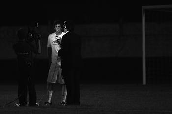 Pablo Alzogaray, golero de Minas, es entrevistado por periodistas de un canal de cable local al finalizar el encuentro el viernes en el estadio Juan Antonio Lavalleja de Minas. Pablo Alzogaray, golero de Minas, es entrevistado por periodistas de un canal de cable local al finalizar el encuentro el viernes en el estadio Juan Antonio Lavalleja de Minas.