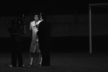 Pablo Alzogaray, golero de Minas, es entrevistado por periodistas de un canal de cable local al finalizar el encuentro el viernes en el estadio Juan Antonio Lavalleja de Minas. · Foto: Fernando Morán Pablo Alzogaray, golero de Minas, es entrevistado por periodistas de un canal de cable local al finalizar el encuentro el viernes en el estadio Juan Antonio Lavalleja de Minas. · Foto: Fernando Morán