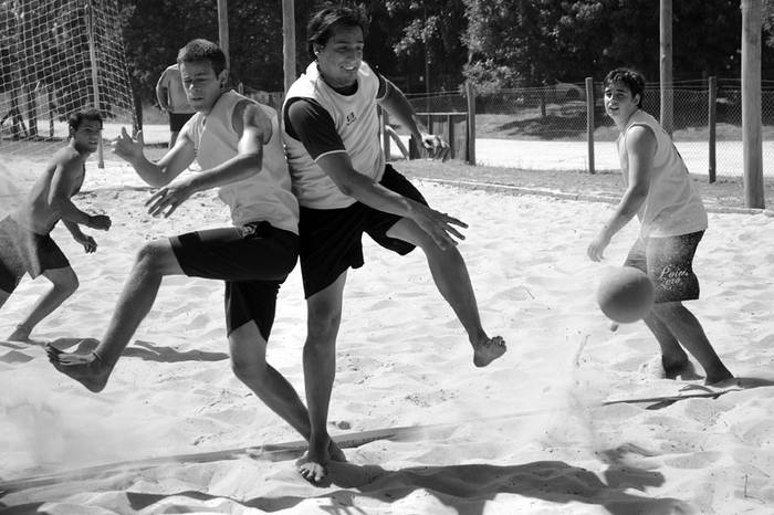 Entrenamiento de la selección mayor de handball playa, en El Pinar. / foto: Pablo Nogueira (archivo, enero de 2013)