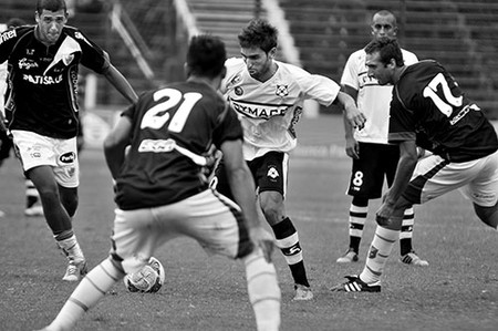 Rodrigo Pastorini, de Wanderers, ante la defensa de Fénix, ayer en el Parque Viera, en el Prado de Montevideo. / Foto: Javier Calvelo Rodrigo Pastorini, de Wanderers, ante la defensa de Fénix, ayer en el Parque Viera, en el Prado de Montevideo. / Foto: Javier Calvelo