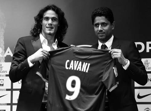 Edinson Cavani junto al propietario del club Paris Saint-Germain, Nasser al-Khelaifi, en la presentación del jugador en París, el martes 16 de julio de 2013.  · Foto: Ian Langsdon, Efe