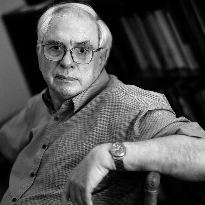 Andrés Alsina en su casa en Montevideo. · Foto: Javier Calvelo / adhocFOTOS
