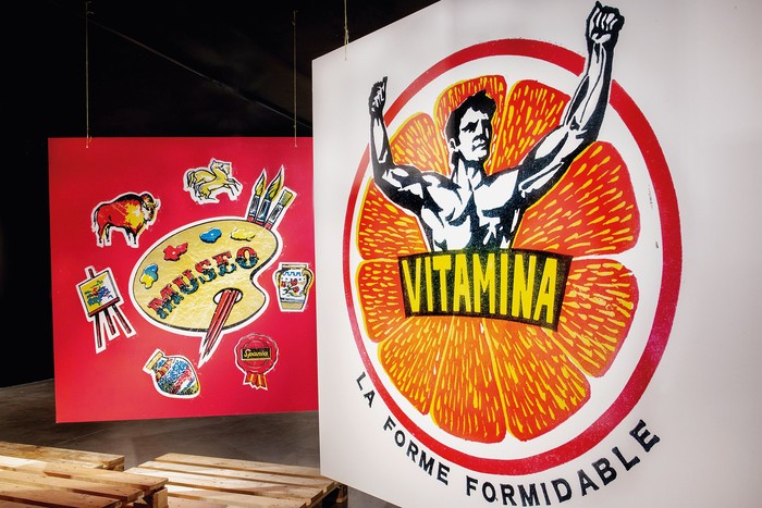 La exposición “Superbemarché” dedicada a los papeles cítricos y otras imágenes que acompañan la vida de los consumidores. Se puede visitar en el MIAM hasta el 8 de marzo de 2026. Está comisariada por el MIAM, el centro de arte La Fenêtre (Montpellier) y el dúo de diseñadores Rovo (Sébastien Dégeilh, Gaëlle Sandré). Más información en la web del museo (miam.org). · Foto: Pierre Schwartz La exposición “Superbemarché” dedicada a los papeles cítricos y otras imágenes que acompañan la vida de los consumidores. Se puede visitar en el MIAM hasta el 8 de marzo de 2026. Está comisariada por el MIAM, el centro de arte La Fenêtre (Montpellier) y el dúo de diseñadores Rovo (Sébastien Dégeilh, Gaëlle Sandré). Más información en la web del museo (miam.org). · Foto: Pierre Schwartz