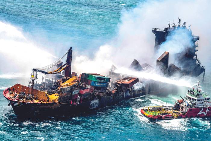 Durante el undécimo día consecutivo de incendio del buque portacontenedores Singapur MV X-Press Pearl, en el mar frente al puerto de Colombo de Sri Lanka, el 30 de mayo de 2021. · Foto: Fuerza Aérea de Sri Lanka / AFP