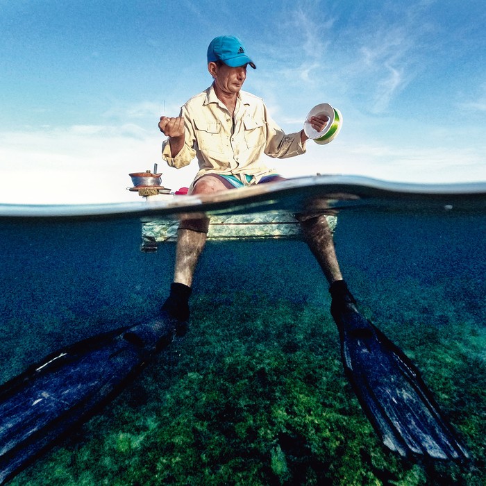 Pesca en balsa improvisada, en la bahía de La Habana, el 16 de julio de 2024, ante la falta de medios y combustible. · Foto: Yamil Lage, AFP