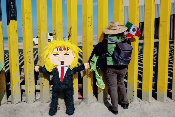 Protesta cerca del muro fronterizo en Playas de Tijuana, México, el 19 de enero, un día antes de la toma de mando de Donald Trump como presidente de Estados Unidos. · Foto: Guillermo Arias, AFP