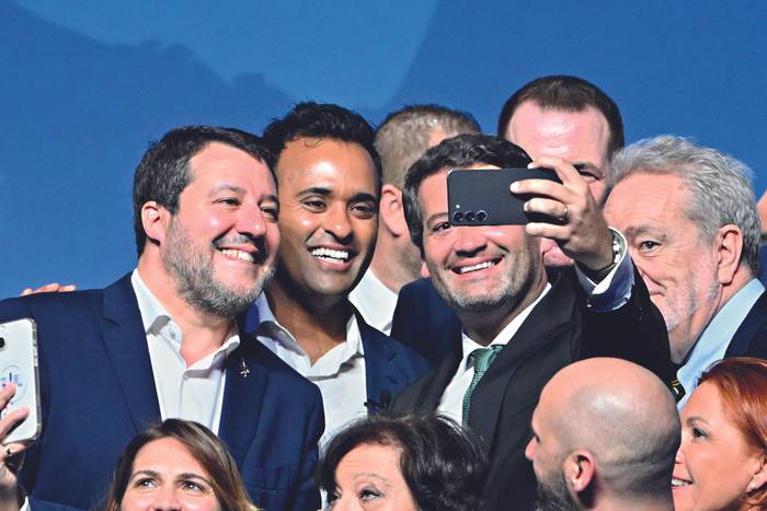 El portugués André Ventura se toma una foto junto al vice primer ministro de Italia, Matteo Salvini, y a otros miembros de extrema derecha del Parlamento Europeo, el 23 de marzo. · Foto: Andreas Solaro, AFP