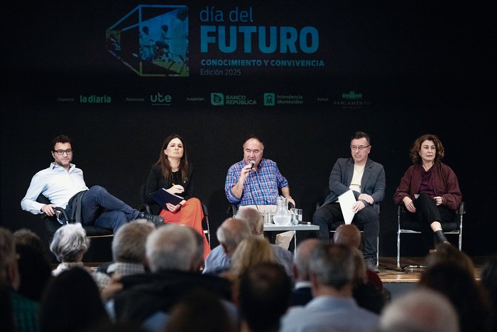 José Natanson, Gloria de la Fuente González, Roberto López Belloso, Álvaro Padrón y Andressa Caldas, durante el Día del Futuro, el 2 de octubre, en la Alianza Francesa de Montevideo. · Foto: Gianni Schiaffarino
