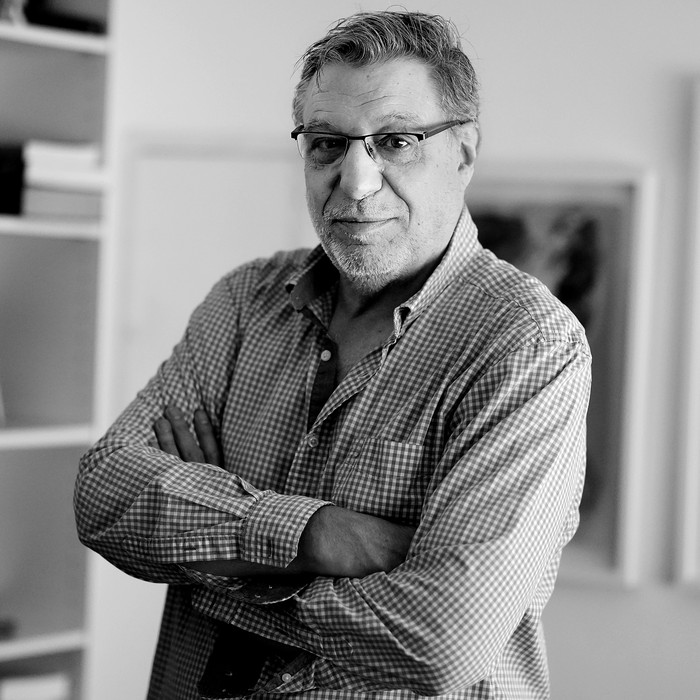 Antonio Ladra en su casa en Montevideo. · Foto: Javier Calvelo / adhocFOTOS Antonio Ladra en su casa en Montevideo. · Foto: Javier Calvelo / adhocFOTOS