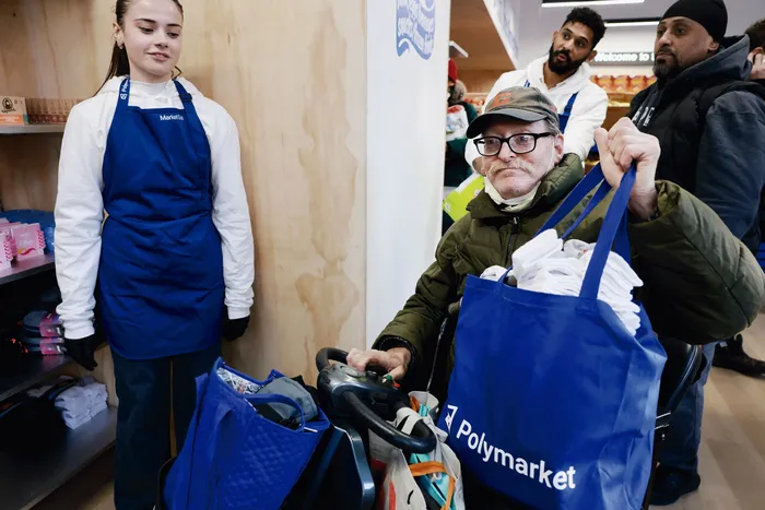 Tienda física de la empresa de apuestas Polymarket, el 12 de febrero en Nueva York, donde los usuarios que descargan su aplicación pueden llevar artículos sin necesidad de compra. · Foto: Spencer Platt, AFP