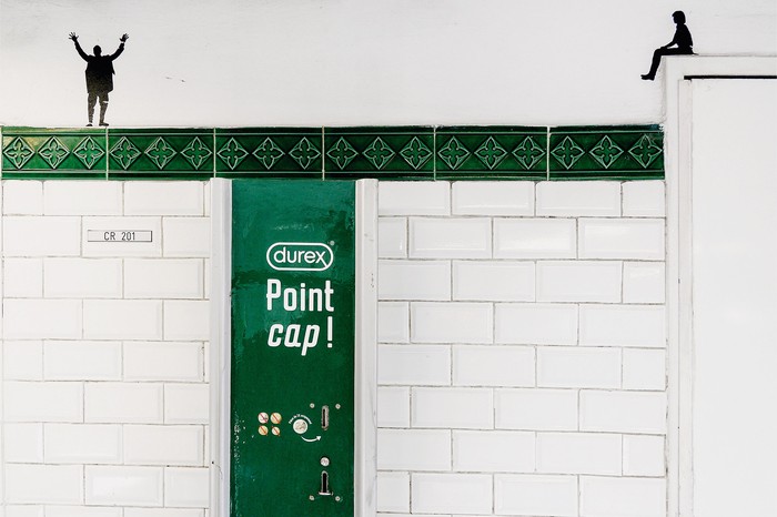 Dispensador de preservativos en los pasillos de la estación de metro Ópera, en París, Francia. · Foto: Eric Beracassat / Hans Lucas / AFP