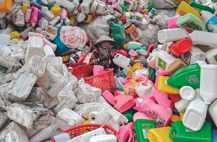 Un trabajador clasifica los desechos plásticos en un sitio de reciclaje en las afueras de Hanoi, capital de Vietnam, el 17 de setiembre. · Foto: Nhac Nguyen, AFP