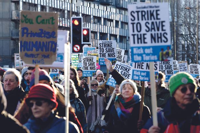 Marcha del sector salud de Reino Unido, el 18 de enero en Londres, por salario y contra la inflación. · Foto: Carlos Jaso, AFP