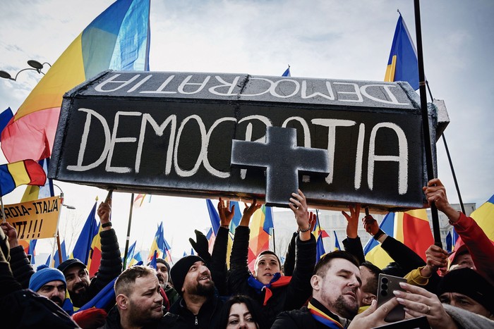 Protesta frente al Tribunal Constitucional contra la anulación de la segunda vuelta de las elecciones presidenciales, el 10 de enero, en Bucarest. · Foto: Daniel Milhailescu / AFP
