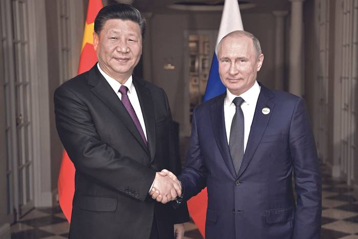 Xi Jinping y Vladimir Putin en la décima cumbre de los BRICS el 26 de julio de 2018 en Johannesburgo, Sudáfrica. · Foto: Alexey Nikolsky, Sputnik, AFP