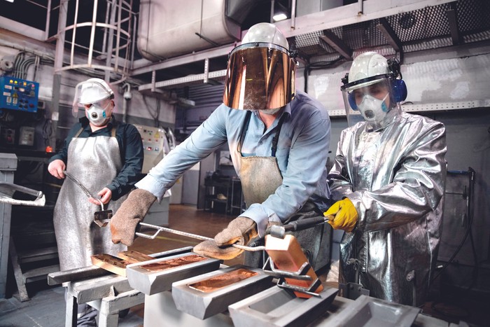 Centro de producción de Krastsvetmet, compañía rusa de metales preciosos, donde se producen lingotes 99,99% de oro puro, en Krasnoyarsk, Rusia, el 23 de mayo. · Foto: Alexander Manzyuk / Anadolu / AFP