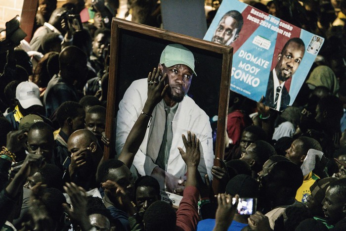 Partidarios de Ousmane Sonko y Bassirou Diomaye Faye celebran su liberación en Dakar, el 14 de marzo de 2024, diez días antes de las elecciones nacionales. · Foto: John Wessells / AFP Partidarios de Ousmane Sonko y Bassirou Diomaye Faye celebran su liberación en Dakar, el 14 de marzo de 2024, diez días antes de las elecciones nacionales. · Foto: John Wessells / AFP