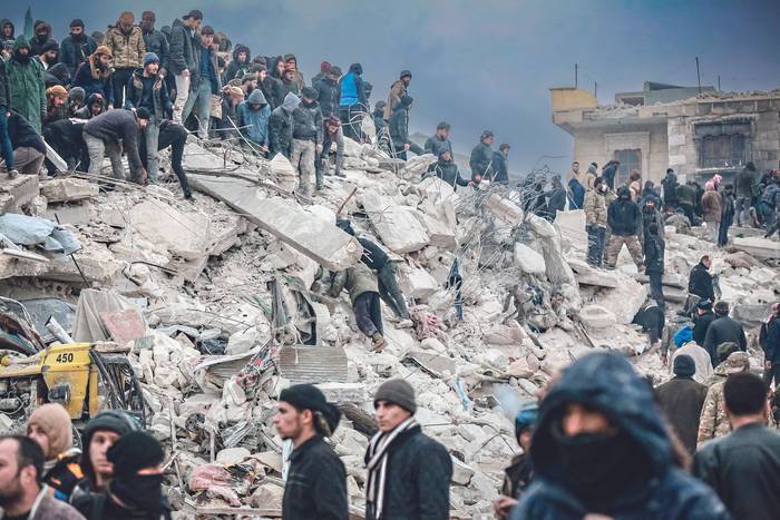 Operaciones de búsqueda y rescate en Idlib, Siria, tras el terremoto de magnitud 7,7, el 6 de febrero de 2023. · Foto: Muhammed Said / Anadolu/ AFP