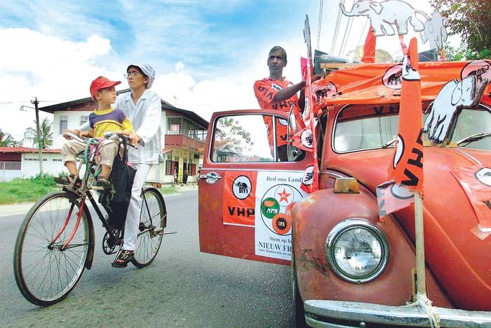 Partidarios de la campaña del movimiento Frente Nuevo en las calles de Paramaribo, Surinam el 23 de mayo de 2000. · Foto: Raymond Rutting / ANP / AFP