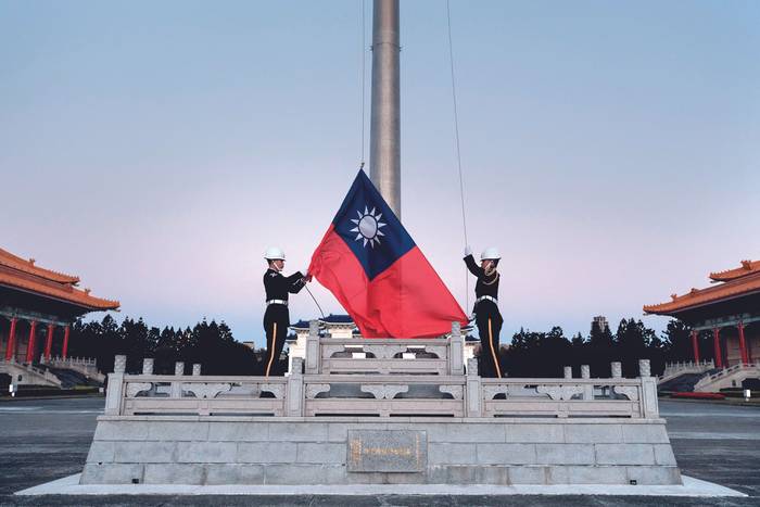 Bandera nacional de Taiwán en el Bulevar de la Democracia, en el Salón Conmemorativo de Chiang Kai-shek, en Taipei, el 14 de enero. · Foto: Yasuyoshi Chiba, AFP