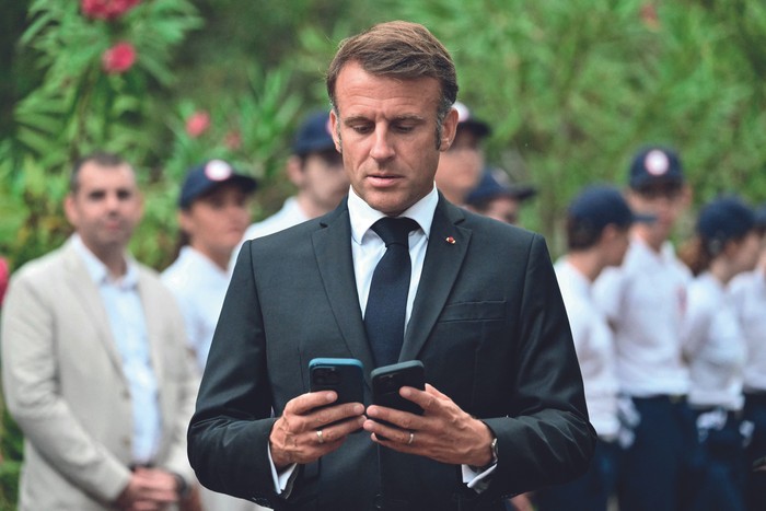 Emmanuel Macron durante la ceremonia del 80º aniversario del desembarco aliado en Provenza, en el Cementerio de Boulouris, el 15 de agosto. · Foto: Christophe Simon / AFP