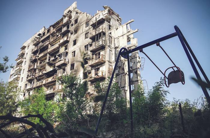 Edificio en la ciudad de Mariúpol, el 22 de agosto, luego de la acción militar rusa en Ucrania. Foto: sin datos de autor / AFP.