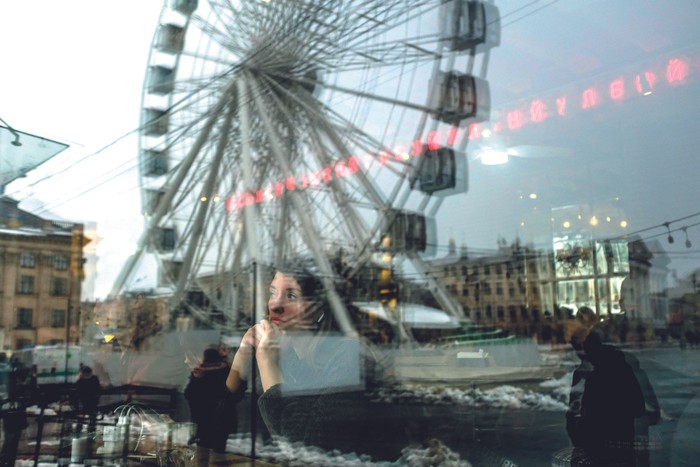 Café en el distrito Padolsky de Kiev, el 25 de noviembre de 2022 · Foto: Bulent Kilic, AFP