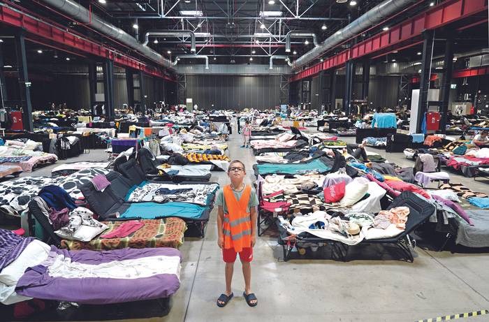 Sasha, de 12 años, refugiado en el Centro de Ayuda Humanitaria en Global Expo en Varsovia, julio de 2022. · Foto: Alik Keplicz, AFP