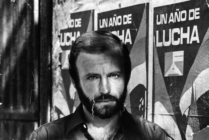 Eduardo Galeano. En la pared, afiches por el aniversario de la creación del Frente Amplio, en 1972. Foto: sin datos de autoría / archivo E Galeano – H Villagra.