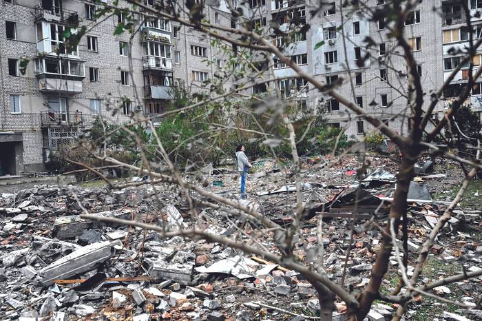 Habitante de complejo de viviendas destruido por la invasión rusa en la ciudad de Mykolaiv, Ucrania, el 23 de octubre. · Foto: Bulent Kilic, AFP