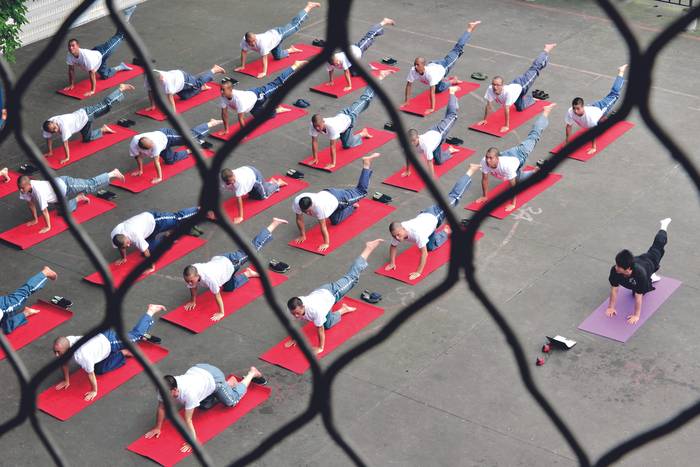 Clase de yoga en una prisión de la ciudad china de Chengdu, primera en ofrecerla para los reclusos, 18 de junio de 2010. Foto: sin datos de autor / Imaginechina / AFP.