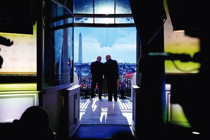 Donald Trump en su cumpleaños de 80, y Dana White, presidente del Torneo de Lucha Suprema (UFC), observan el sobrevuelo de los Thunderbirds de la Fuerza Aérea antes de las peleas por los 250 años de la independencia de Estados Unidos en el jardín sur de la Casa Blanca, el 14 de junio. · Foto: Jacquelyn Martin, AFP