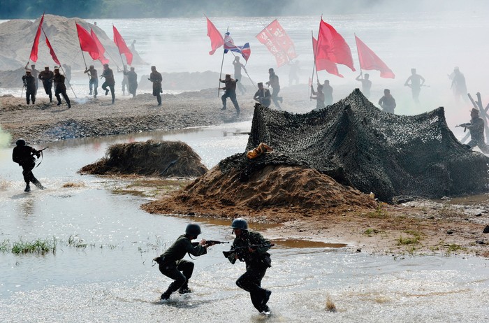 Recreación de la batalla del río Nakdong de 1950, durante el primer año de la Guerra de Corea (1950-53), en Waegwan, Chilgok, el 3 de setiembre de 2010. · Foto: Kim Jae-Hwan / AFP
