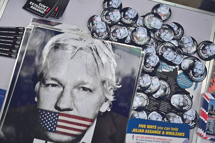 Durante una protesta contra la extradición de Julian Assange frente al edificio del Ministerio del Interior, en Londres, el 17 de mayo de 2022. · Foto: Justin Tallis, AFP