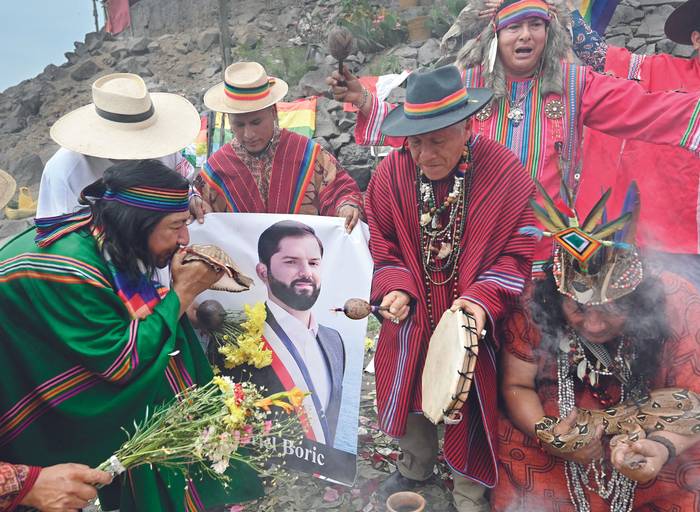 Chamanes peruanos durante un ritual con la imagen de Gabriel Boric, en Lima, Perú.