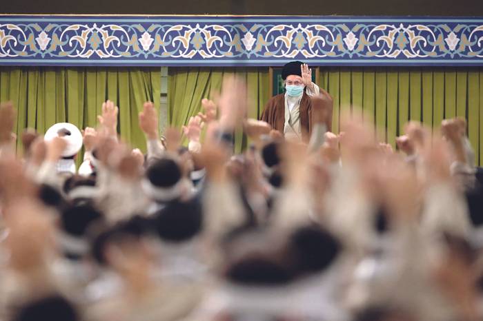Ali Khamenei, líder supremo de Irán, frente a voluntarios Basij leales a la república islámica, en Teherán, el 26 de noviembre. Foto: web oficial de Ali Khamenei / AFP.