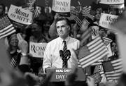 Mitt Romney, candidato republicano, habla ante sus partidarios durante un acto de campaña en la Universidad George Mason, en Fairfax, Virginia. 