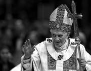 Joseph Ratzinger, Benedicto XVI, durante una misa en la Basílica de San Pedro del Vaticano el 2 de febrero.
