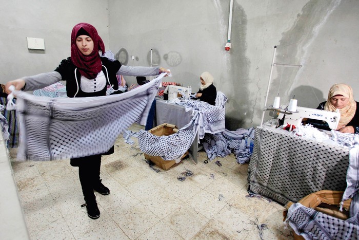 Trabajadoras de la fábrica textil El-Herbavi, que produce _kufiya_, en Hebrón, Cisjordania. · Foto: Issam Rimawi, Anadolu, AFP