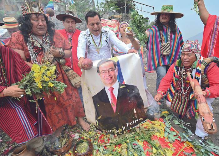 Un afiche de Gustavo Petro estuvo presente en la ceremonia en el hoy Cerro San Cristóbal, de Lima. · Foto: Cris Bouroncle, AFP